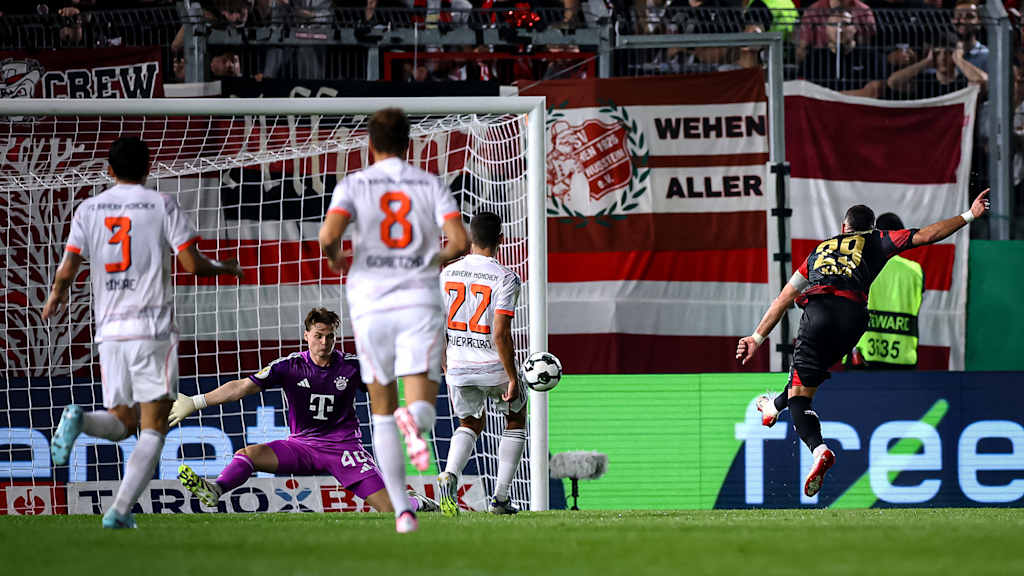 Fatih Kaya trifft zum 2:2 während des DFB-Pokalspiels des FC Bayern beim SV Wehen Wiesbaden