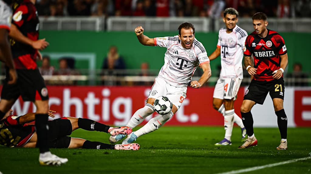 Harry Kane wird gefoult während des DFB-Pokalspiels des FC Bayern beim SV Wehen Wiesbaden
