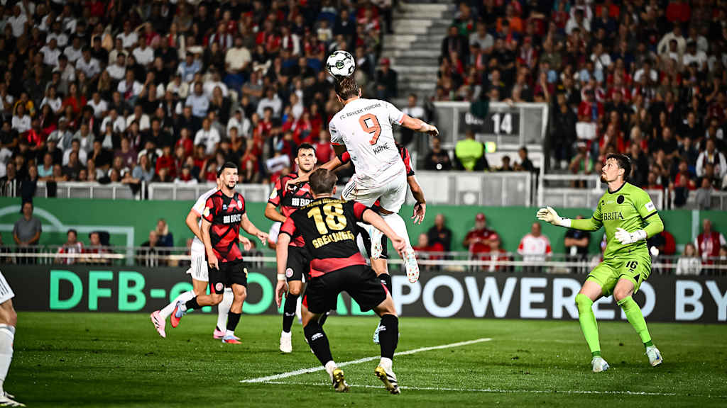 Harry Kane köpft zum 3:2-Sieg ein während des DFB-Pokalspiels des FC Bayern beim SV Wehen Wiesbaden