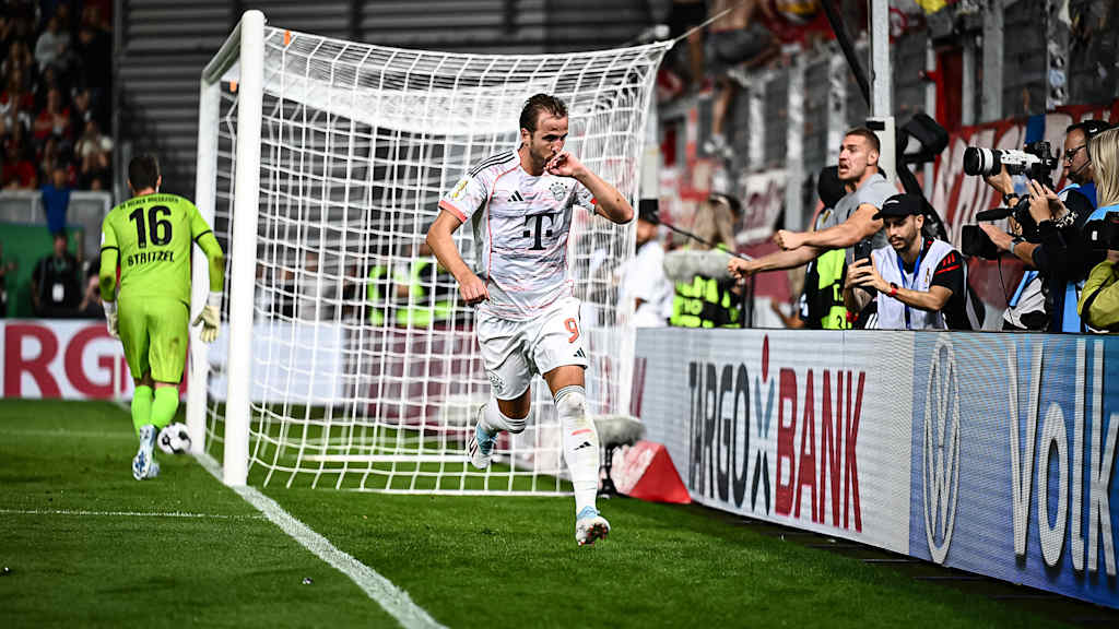 Harry Kane bejubelt den 3:2-Siegtreffer während des DFB-Pokalspiels des FC Bayern beim SV Wehen Wiesbaden