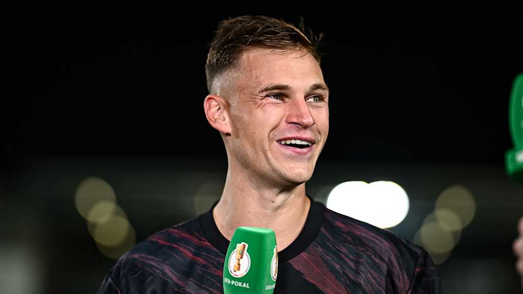 Joshua Kimmich beim Interview nach dem Spiel des FC Bayern in der ersten Runde des DFB-Pokals beim SV Wehen Wiesbaden