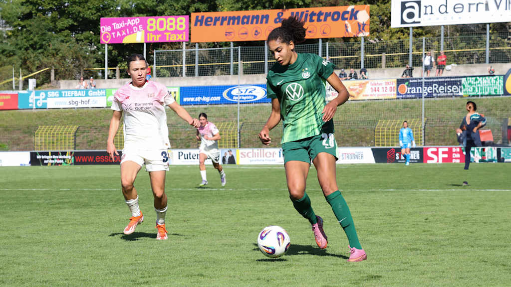 Cora Zicai während des Testspiels zwischen dem VfL Wolfsburg und Bayer 04 Leverkusen.