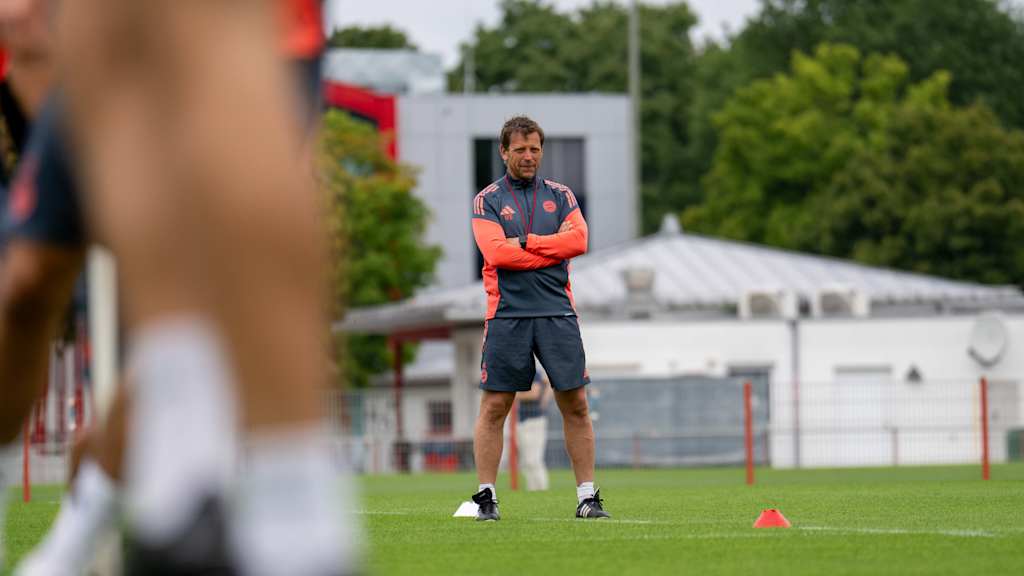 Cheftrainer Holger Seitz im Training der FC Bayern Amateure