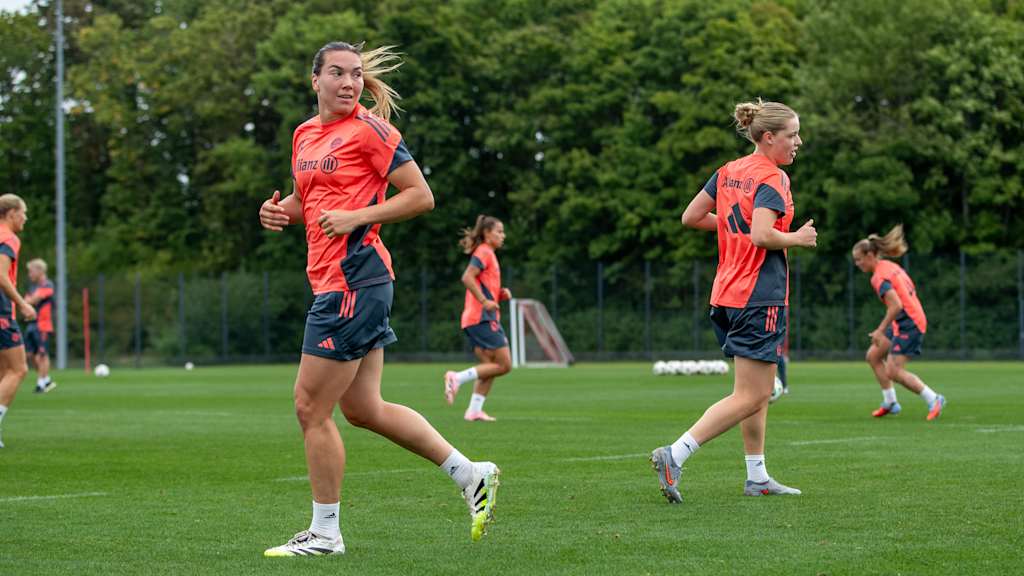 Vanessa Gilles während einer Trainingsübung im Training der FC Bayern Frauen.