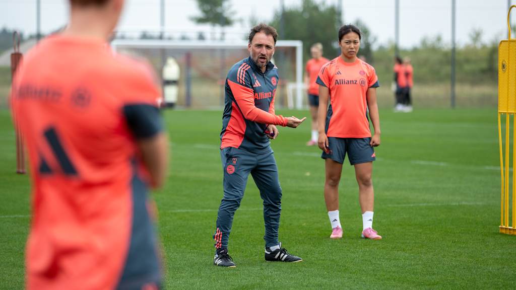 Jose Barcala gibt Anweisungen mit der Hand in Training der FC Bayern Frauen