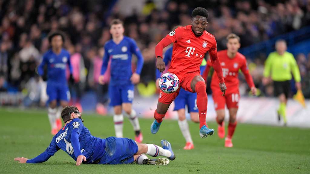 Alphonso Davies im Zweikampf im Champions League-Spiel gegen Chelsea