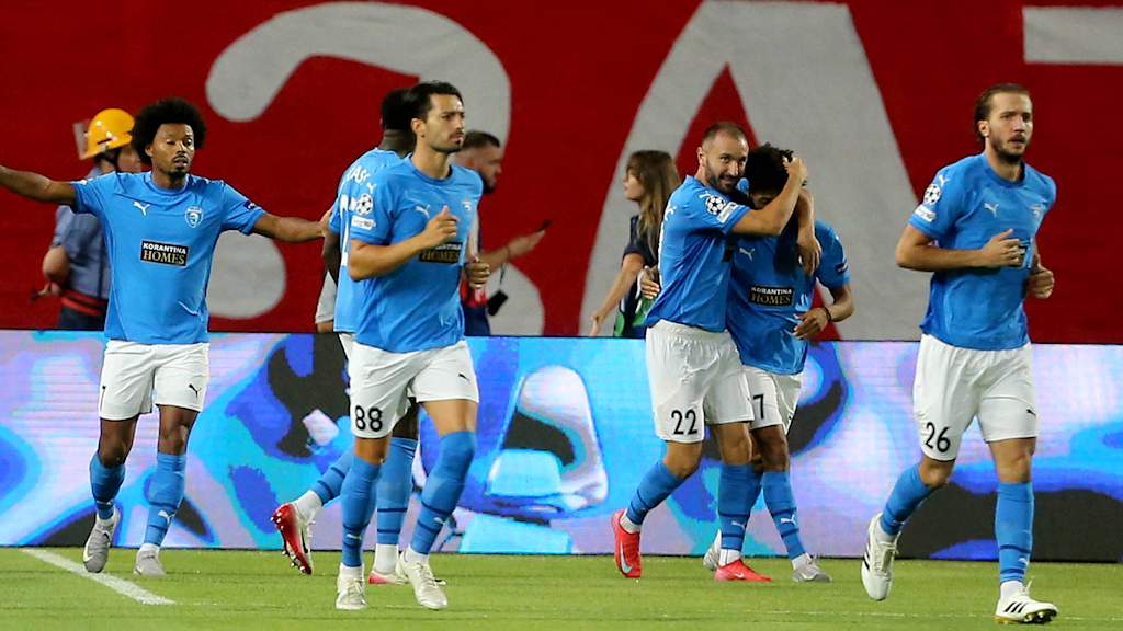 Spieler des Paphos FC jubeln gemeinsam