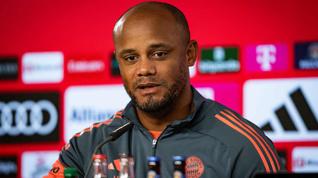 Vincent Kompany im Pressetalk des FC Bayern vor dem Spiel in Augsburg