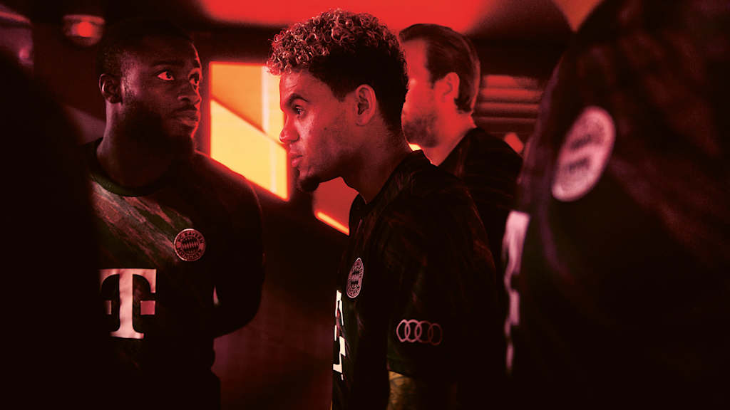 Luis Díaz im Spielertunnel in der Allianz Arena vor einem Spiel des FC Bayern