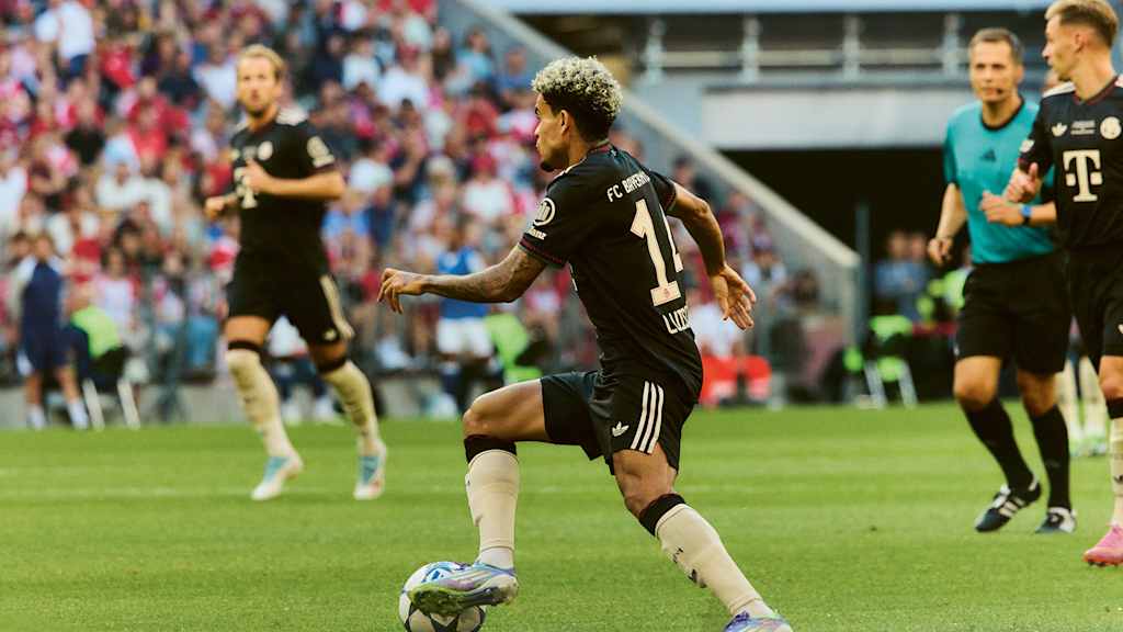 Luis Diaz am Ball in einem Spiel des FC Bayern in der Allianz Arena.