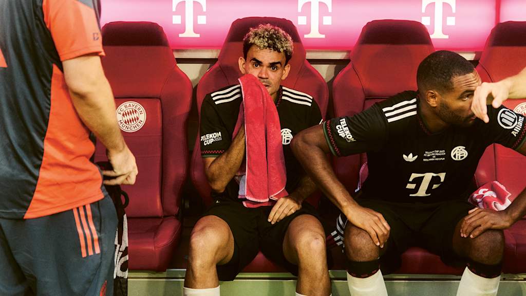 Luis Diaz sitzt auf der Spielerbank in der Allianz Arena.