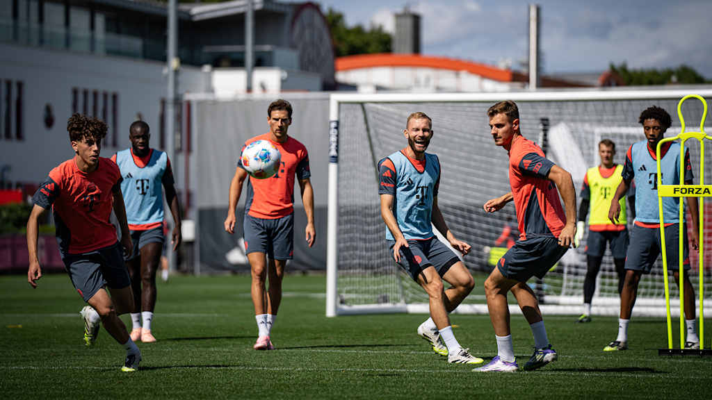 Spieler des FC Bayern schauen einem Ball hinterher