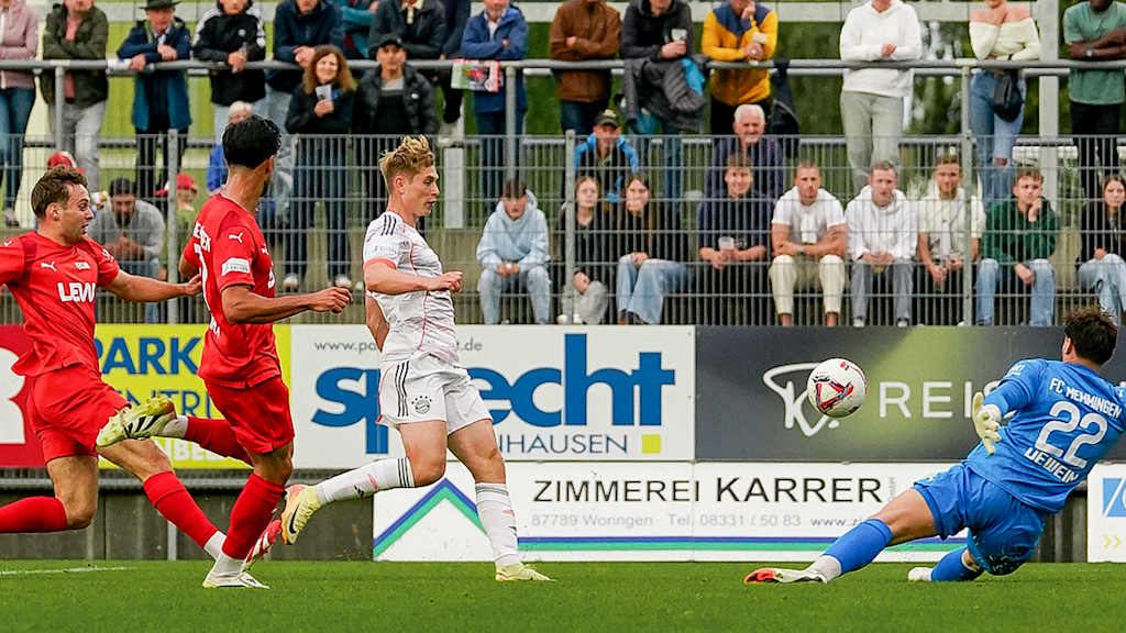 Anton Heinz lupft den Ball über den Torwart.