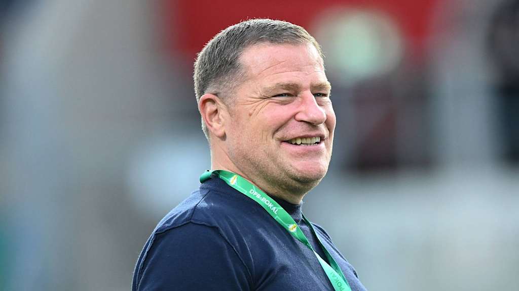 Max Eberl lächelnd während eines Spiels des FC Bayern.