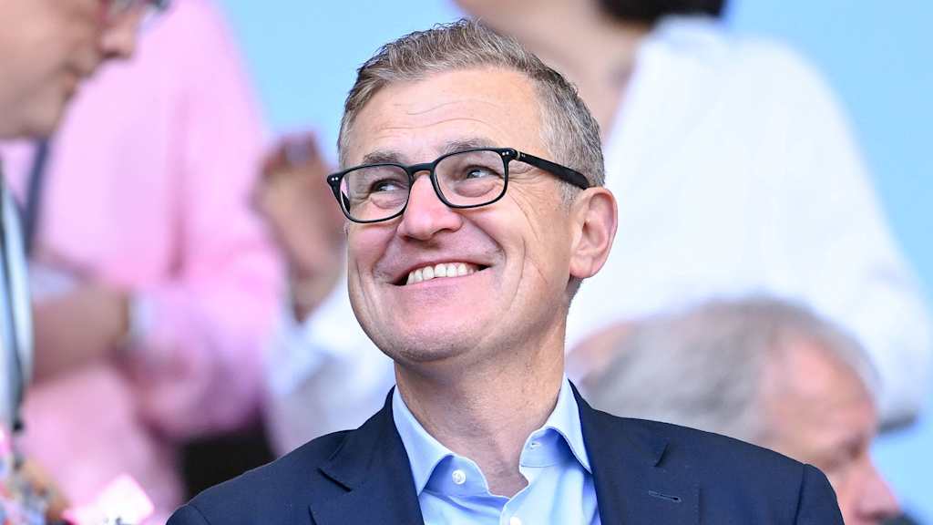 Jan-Christian Dreesen lächelnd während eines Spiels des FC Bayern.