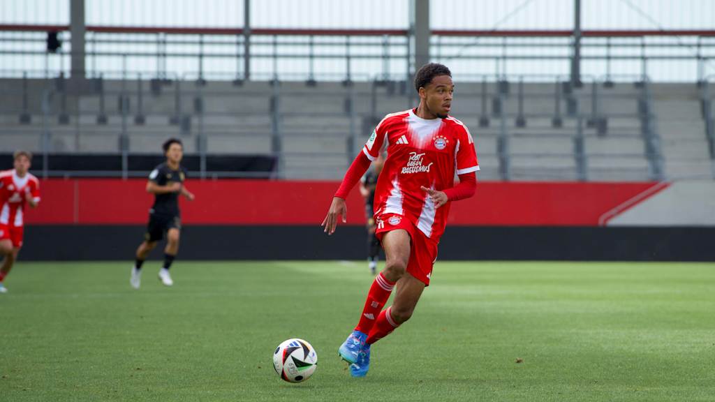 Chivano Wijks mit dem Ball am Fuß.
