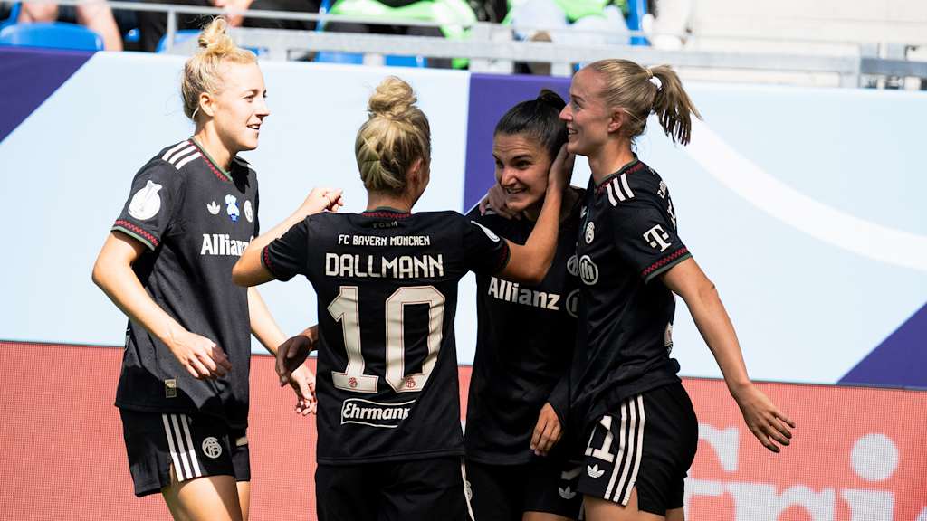 Jubel der FC Bayern Frauen nach einem Tor im Supercup gegen Wolfsburg