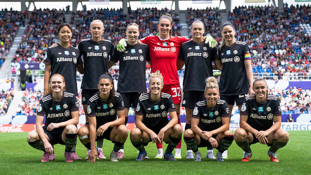 Das Mannschaftsfoto der FCB-Frauen vor dem Supercup gegen den VfL Wolfsburg.