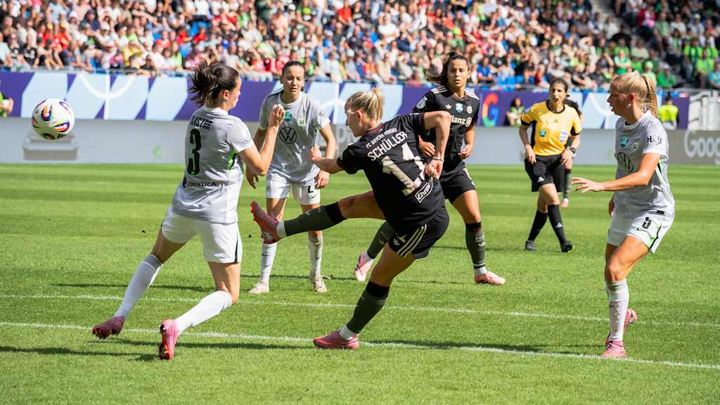 Lea Schüller vom FC Bayern erzielt ein Tor im Supercup gegen den VfL Wolfsburg.