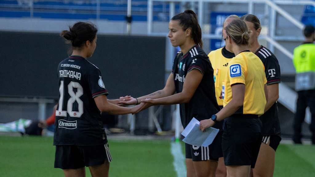 Lena Oberdorf vom FC Bayern wird im Supercup gegen den VfL Wolfsburg eingewechselt.