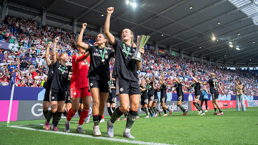 Die FC Bayern Frauen bejubeln den Gewinn des Supercups gegen den VfL Wolfsburg.
