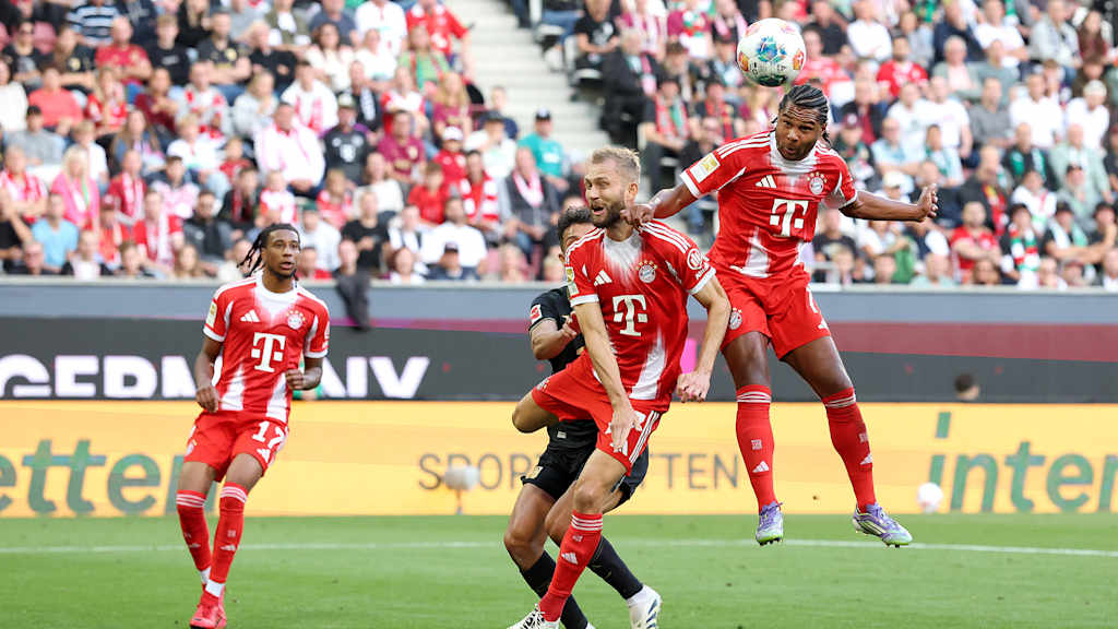 Serge Gnabry köpft den Ball zum 1:0 im Bundesliga-Spiel des FC Bayern beim FC Augsburg.