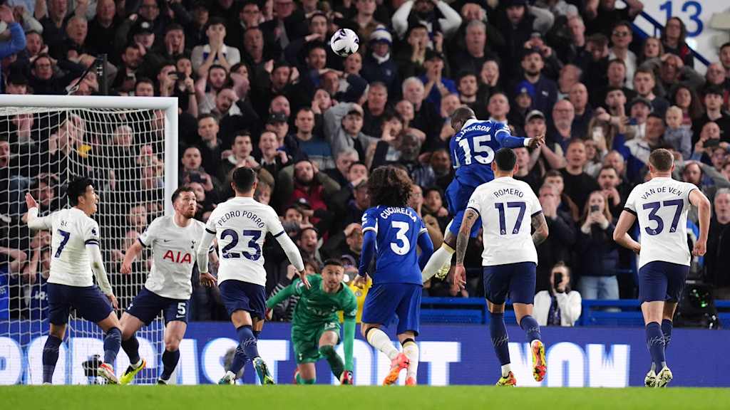 Nicolas Jackson erzielt ein Kopfballtor im Spiel zwischen dem FC Chelsea und Tottenham Hotspur.