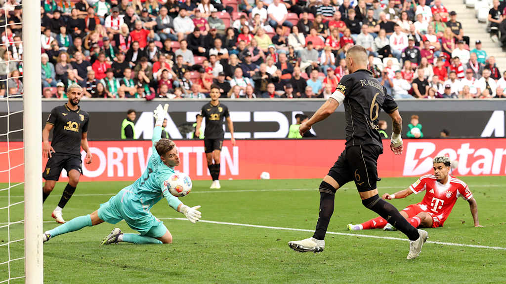 Luis Diaz trifft zum 2:0 Josip Stanisic am Ball im Bundesliga-Spiel des FC Bayern beim FC Augsburg.