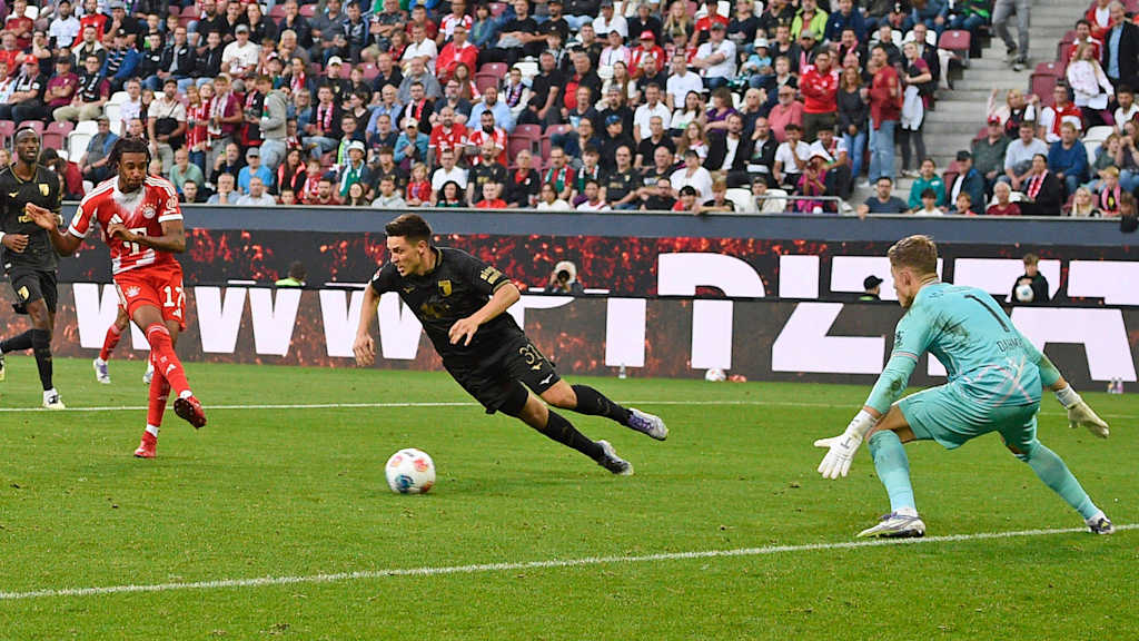 Michael Olise schließt ab zum 3:0 im Bundesliga-Spiel des FC Bayern beim FC Augsburg.