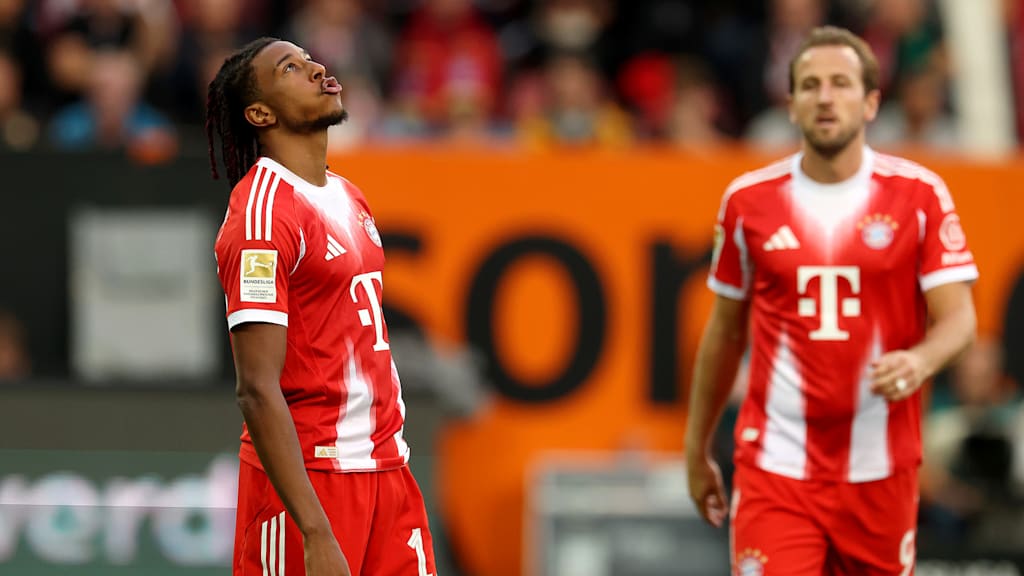 Michael Olise jubelt nach dem 3:0 im Bundesliga-Spiel des FC Bayern beim FC Augsburg.