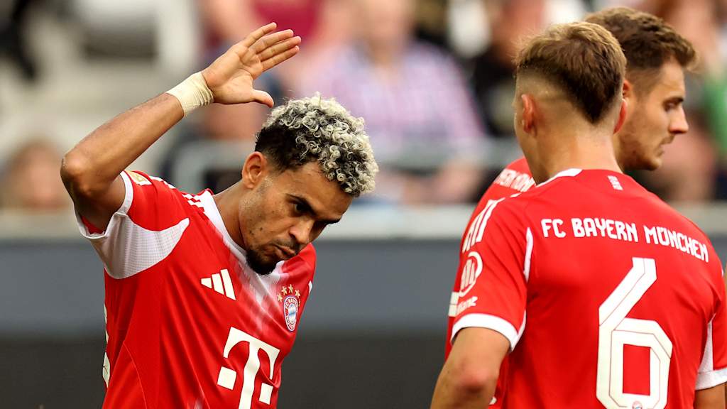 Luis Diaz klatscht ein mit Joschua Kimmich im Bundesliga-Spiel des FC Bayern beim FC Augsburg.