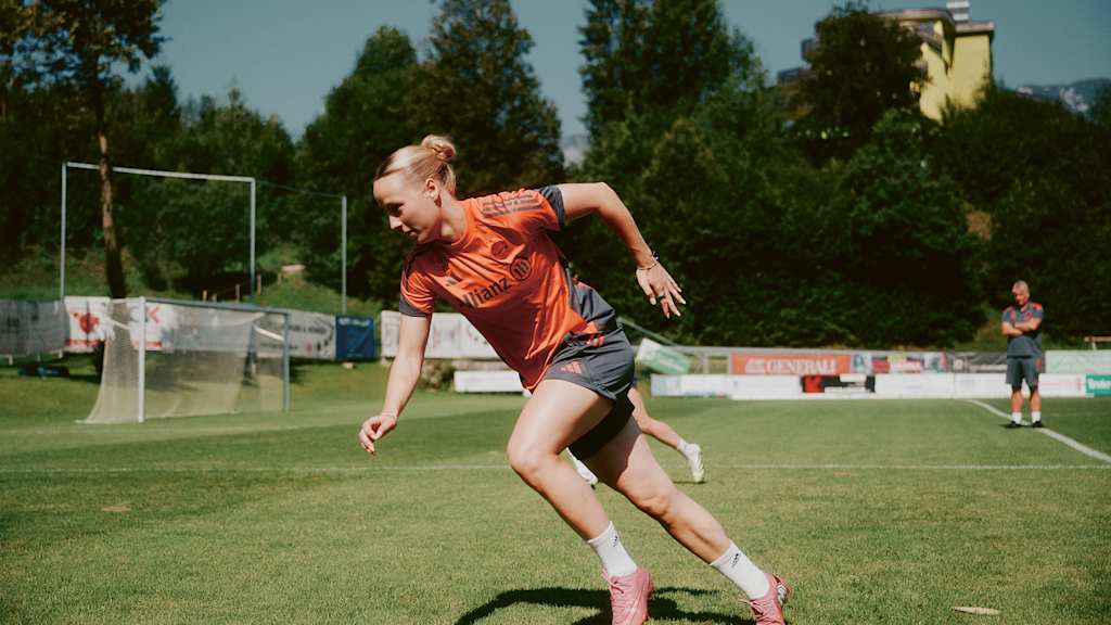 Franziska Kett training with FC Bayern Women