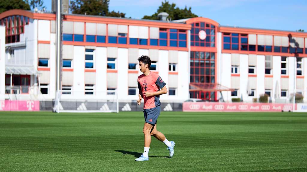 Hiroki Ito trainiert auf dem Trainingsplatz des FC Bayern an der Säbener Straße.