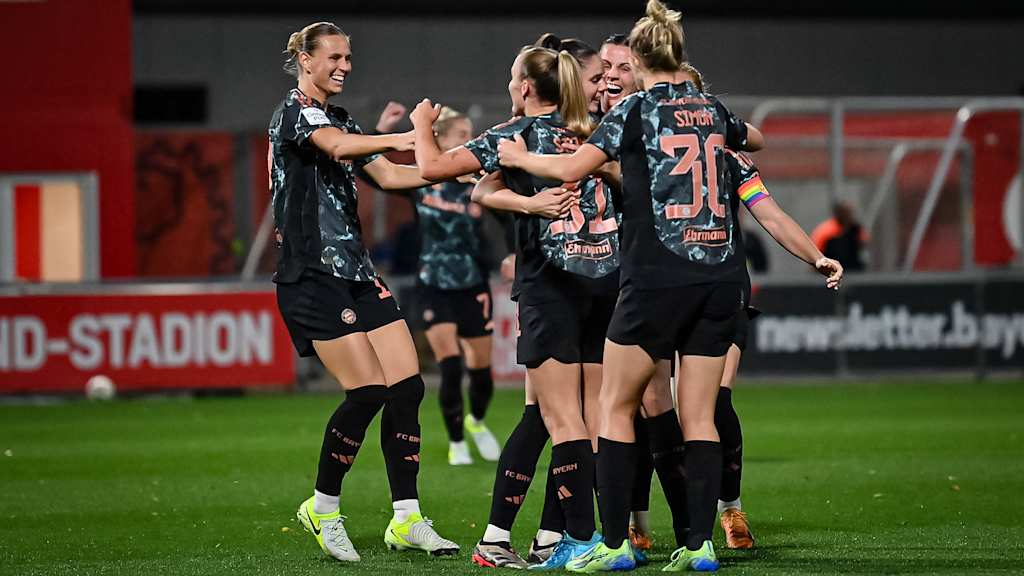 Die FC Bayern Frauen bejubeln den Auswärtssieg bei Bayer 04 Leverkusen in der Saison 2024/25.