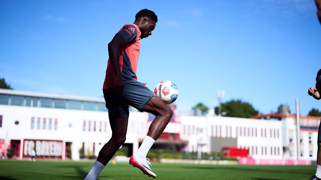 Alphonso Davies passt den Ball im Training des FC Bayern