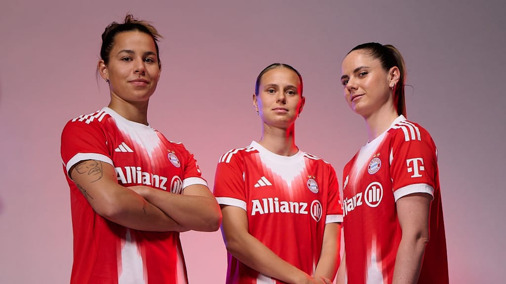 Lena Oberdorf, Klara Bühl und Sarah Zadrazil posieren im Zuge des Allianz Arena-Spiels.