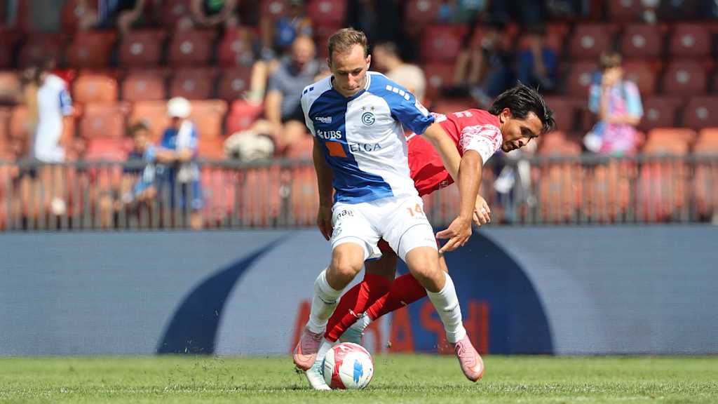 Lovro Zvonarek setzt sich im Zweikampf durch und kann den Ball von seinem Thuner Gegenspieler übernehemn.