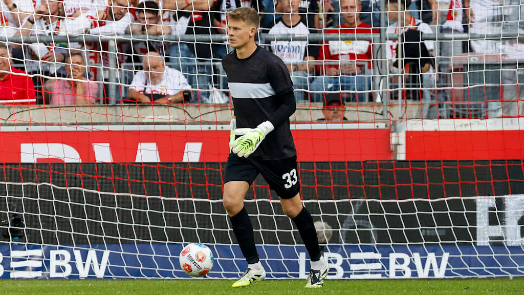 Alexander Nübel im Jubiläumstrikot '100 Jahre Brustring'.