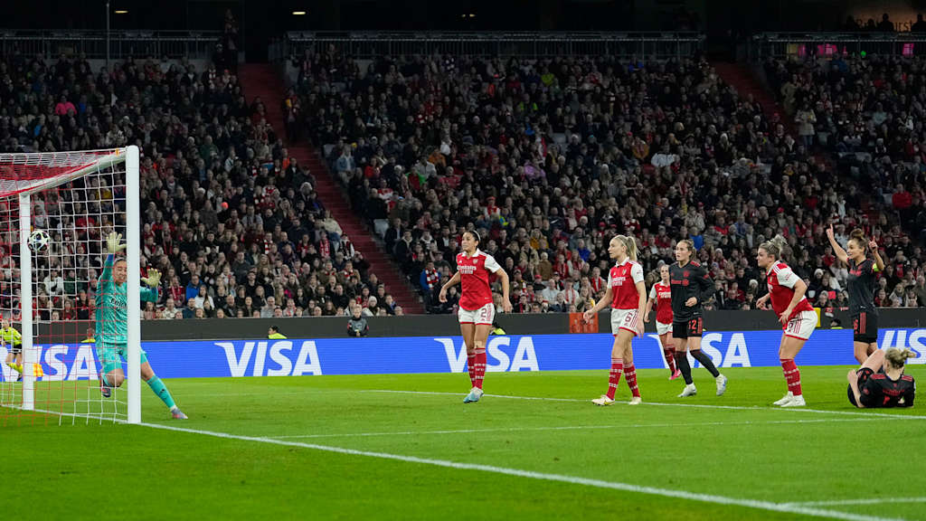 Lea Schüller trifft zum 1:0 gegen den Fc Arsenal.