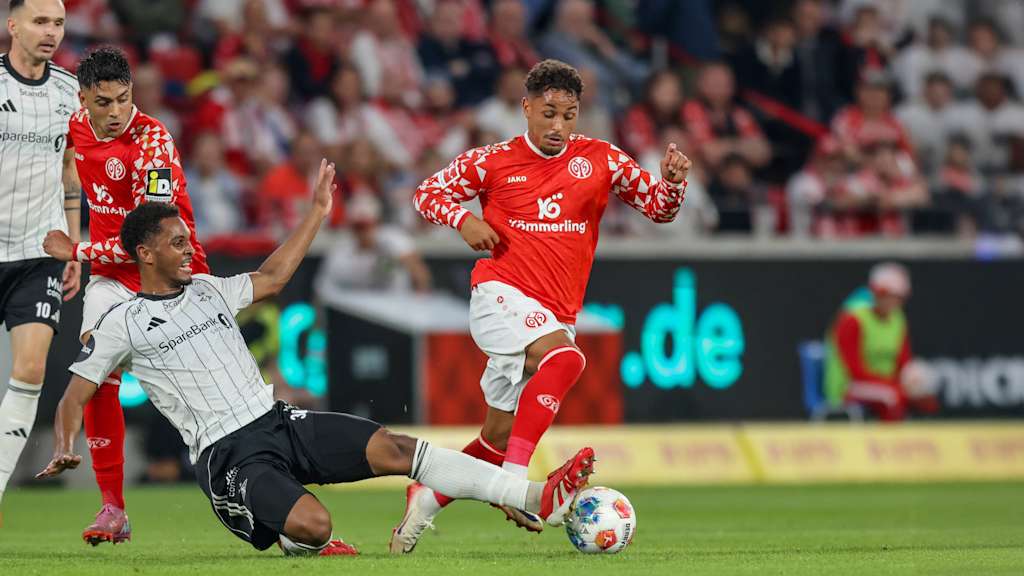 Armindo Sieb behauptet den Ball bei einer Grätsche eines Gegenspielers.