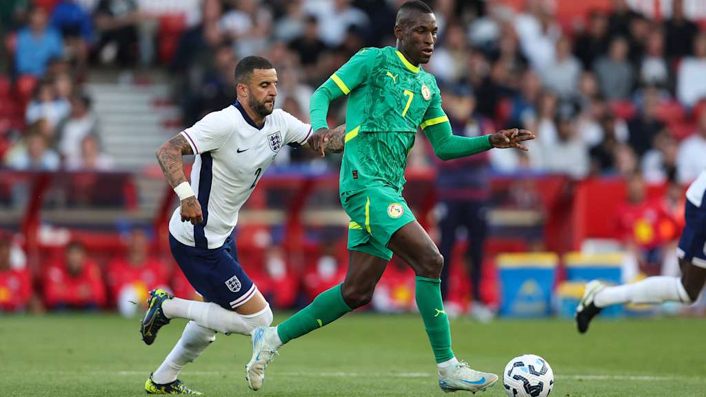 Nicolas Jackson (Senegal) wird im Länderspiel in England von Kyle Walker verfolgt.