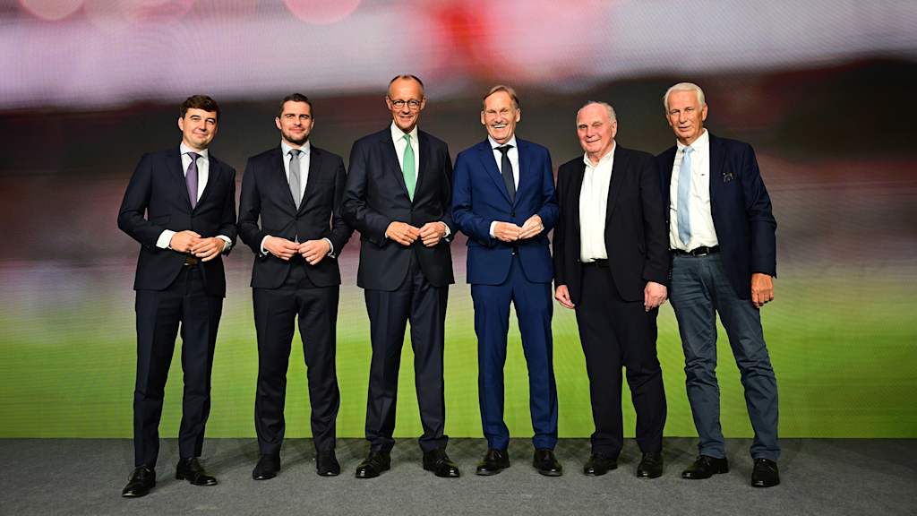 Dr. Steffen Merkel, Dr. Marc Lenz, Friedrich Merz, Hans-Joachim Watzke, Uli Hoeneß und Rainer Bonhof bei der Preisverleihung des Ehrenpreises der DFL