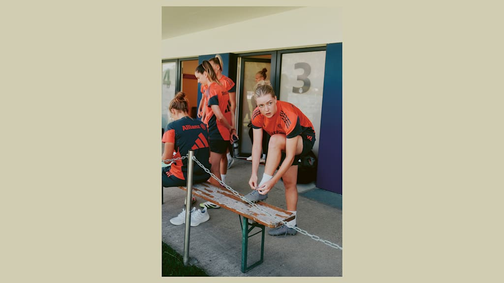 Alara Sehitler training with FC Bayern Women