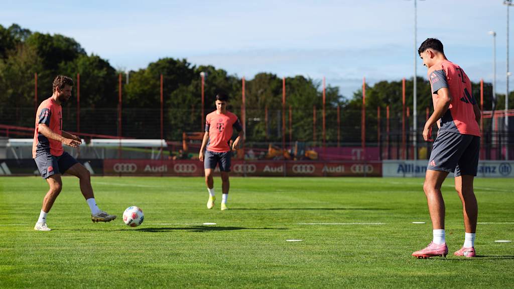 Thomas Müller, Felipe Chavez and Pavlovic training together at Säbener Straße