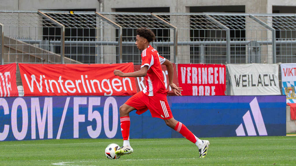 Cassiano Kiala führt den Ball am Fuß im Grünwalder Stadion.