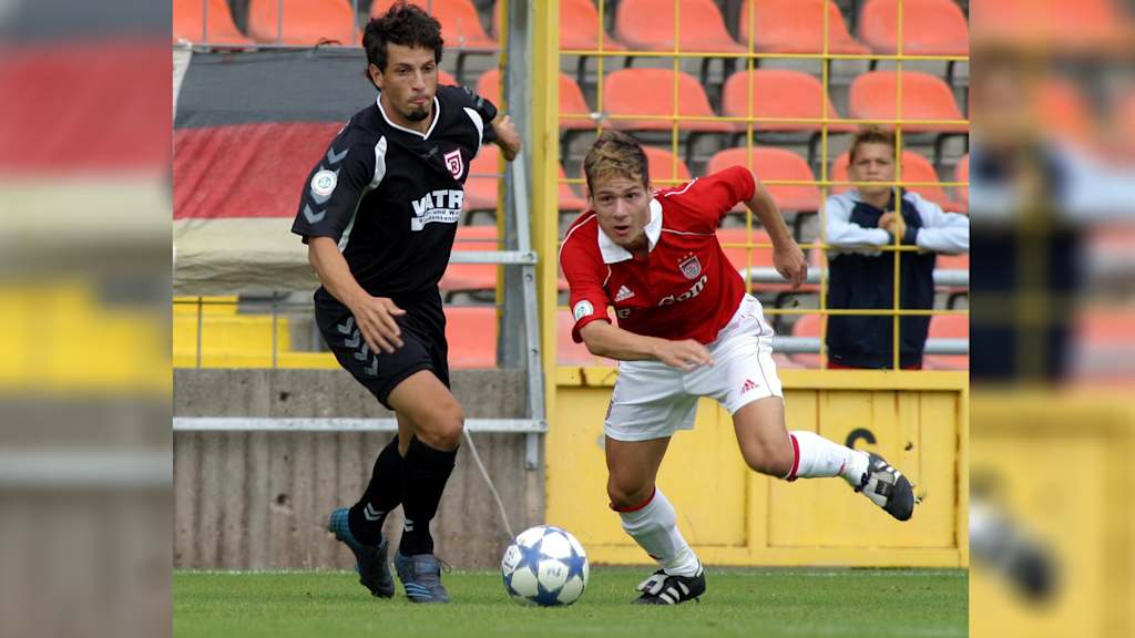 Stefano Celozzi führt einen Zweikampf mit seinem Gegenspieler vom SSV Jahn Regensburg.