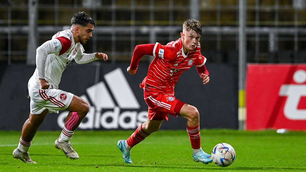 Paul Wanner führt den Ball am Fuß.