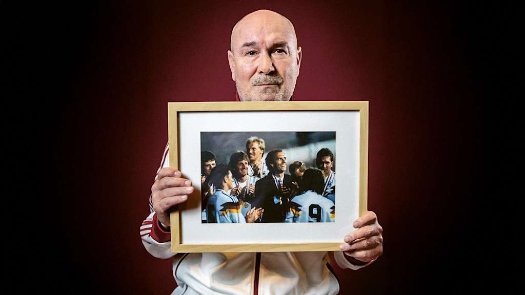 Raimond Aumann holds a framed picture of Franz Beckenbauer in his hand.
