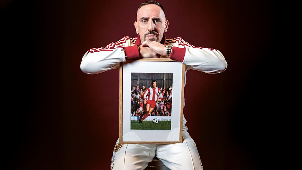 Franck Ribéry holds a framed picture of Franz Beckenbauer in his hand.