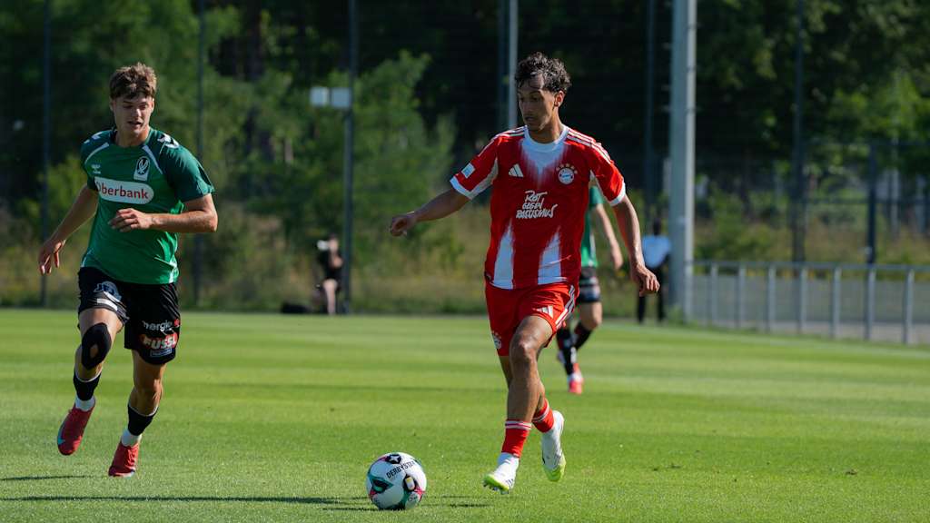 Mudaser Sadat führt den Ball am Fuß im Spiel am FC Bayern Campus.